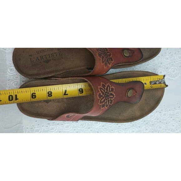 L'Artiste Leather Tooled Sandals 7 Women's Brown Spring Step Slip On Thongs - Picture 7 of 8
